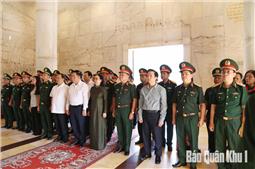 Đồng chí Nguyễn Trọng Nghĩa dâng hương Đền thờ Chủ tịch Hồ Chí Minh tại Khu di tích Quốc gia đặc biệt Pác Bó; thăm, tặng quà quân, dân trên địa bàn biên giới xã Trường Hà, tỉnh Cao Bằng
